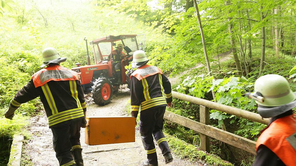 Ein Traktor musste am Samstagmorgen in Ramsau geborgen werden.
