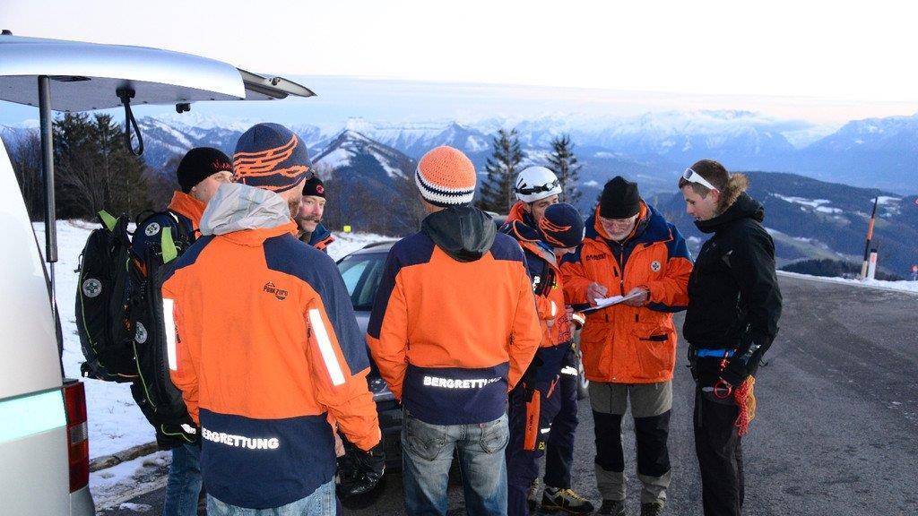 Paragleiter in Baum hängengeblieben
