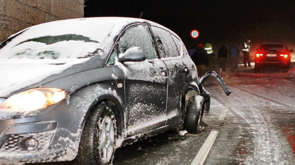 Autos krachen auf Schneefahrbahn in Eugendorf zusammen