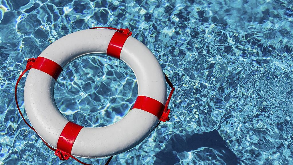 Das Mädchen rettete die ertrinkende Zweijährige aus dem Wasser. (Symbolbild)