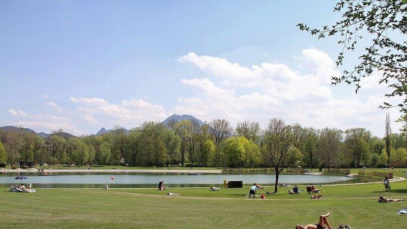 Erste Badegäste am Salzachsee