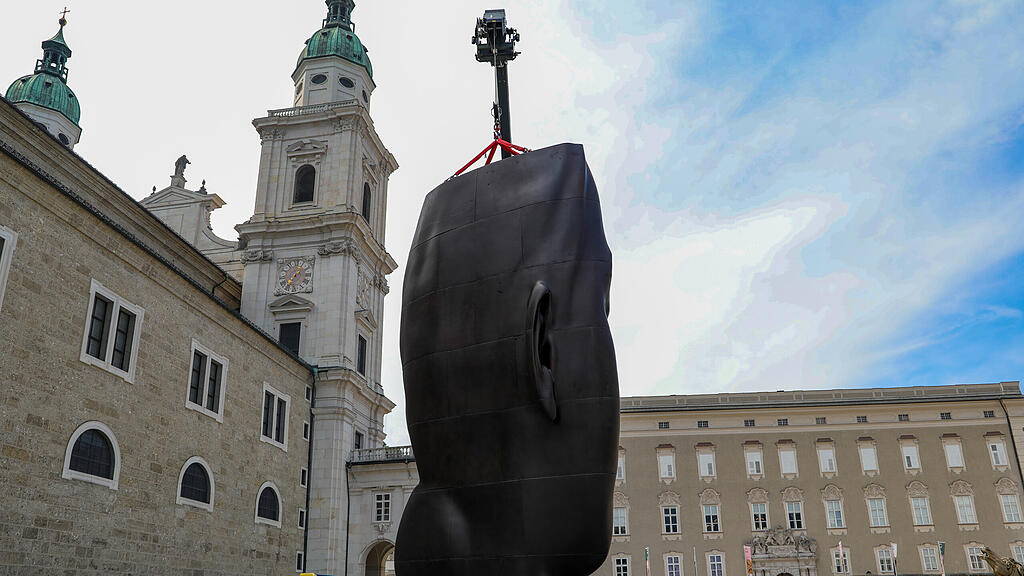 Letzter Frauenkopf am Residenzplatz wird abgebaut