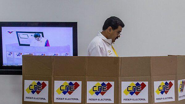 Präsident Maduro bei der Stimmabgabe in Caracas
