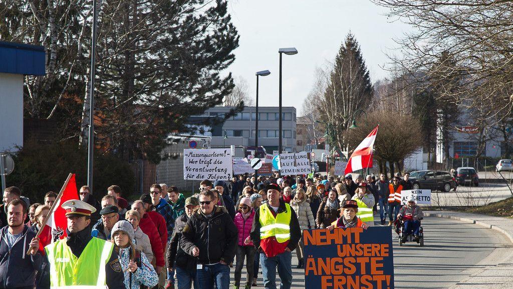 200 Personen demonstrieren gegen Asyl-Großquartier in Straniakstraße