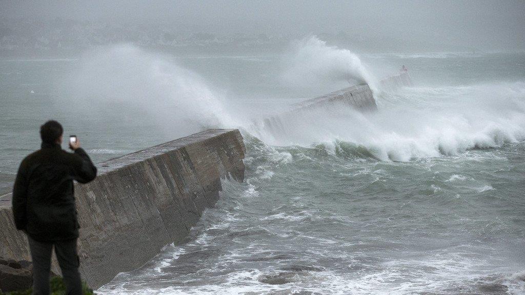Sturmtief "Dirk": 100.000 zu Weihnachten ohne Strom