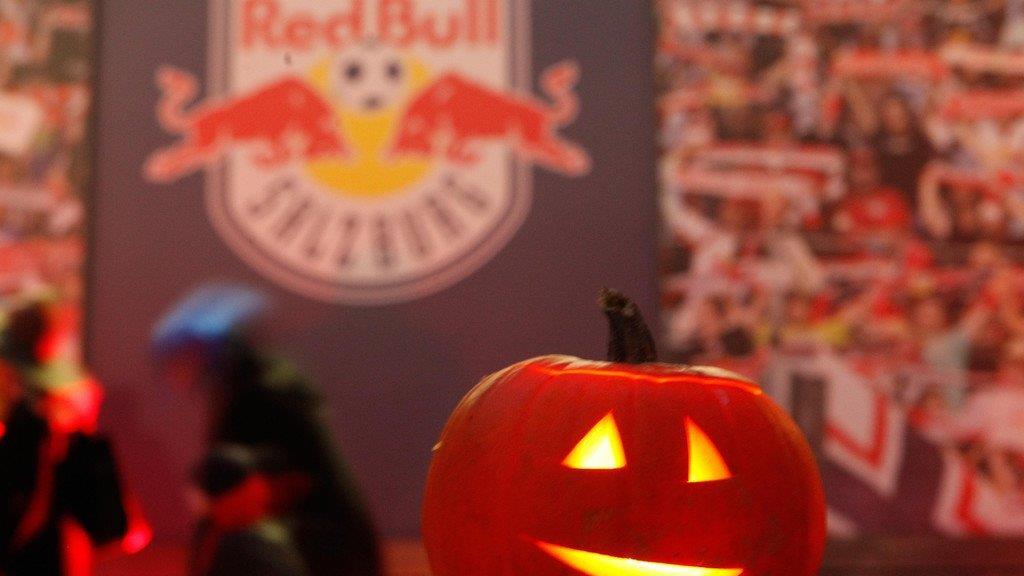 Halloween im Stadion, I