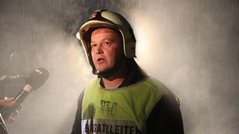 Sägewerk in Vollbrand: Löscharbeiten