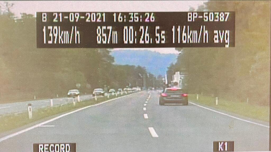 Raser auf Alpenstraße