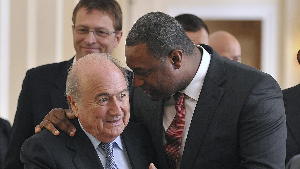 FIFA-Boss Sepp Blatter gerät immer stärker unter Druck.