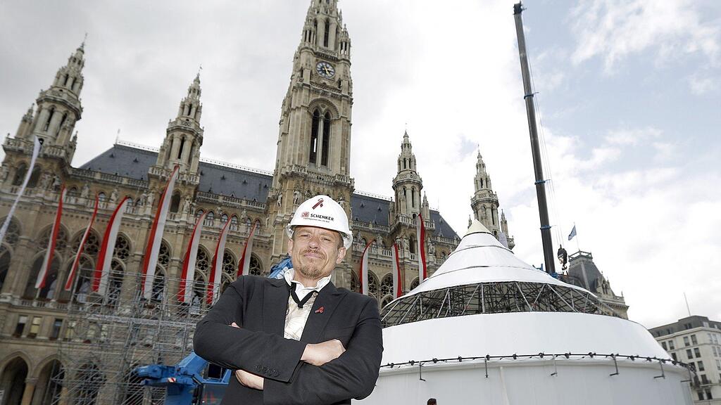 Life Ball-Organisator Gery Keszler bei den ersten Aufbauarbeiten am Rathausplatz.