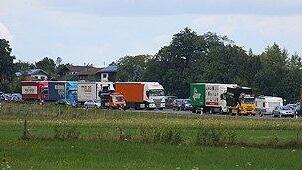 Wohnwagen schleudert auf A8