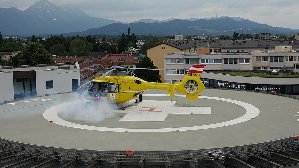Einsatz\u00fcbung mit brennendem Hubschrauber