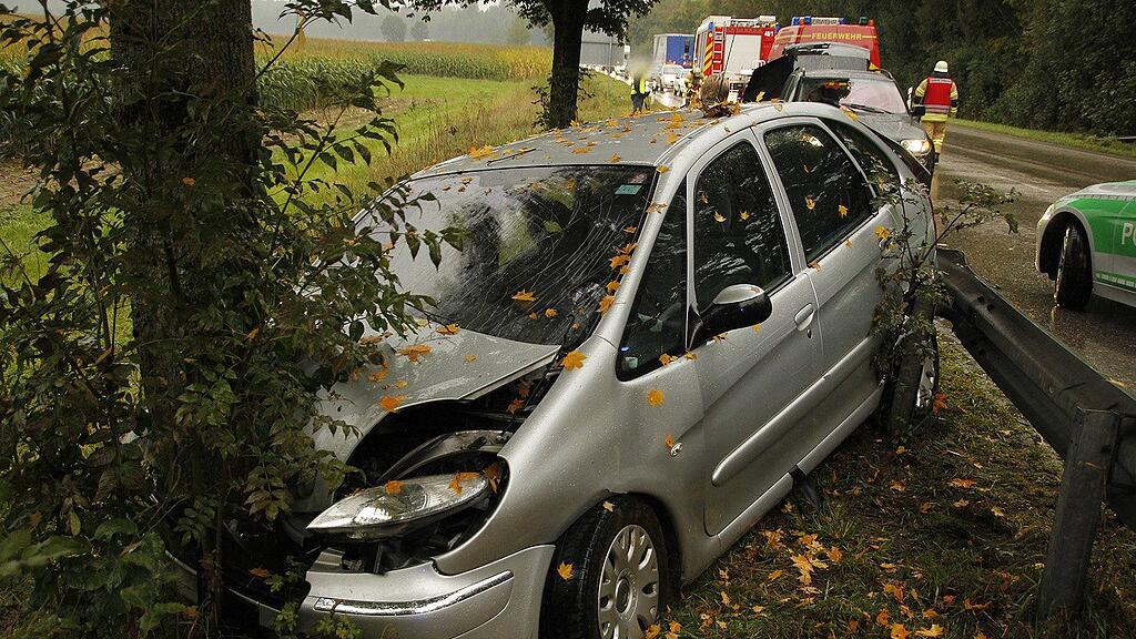 Der Pkw kam von der Straße ab und prallte in einen Baum.