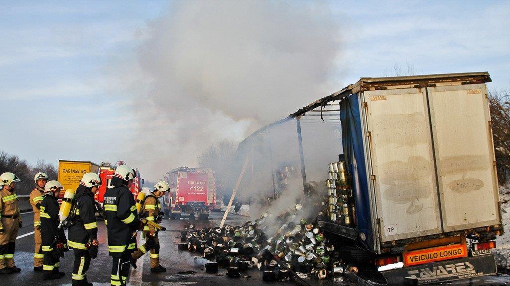 Lkw-Anhänger brennt auf A1 aus