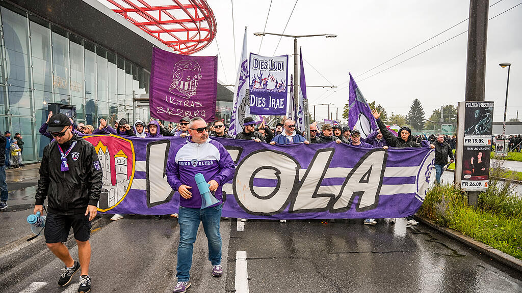Die Fans von Austria Salzburg beim Fanmarsch vor dem Zweitliga-Spiel gegen den FC Liefering.