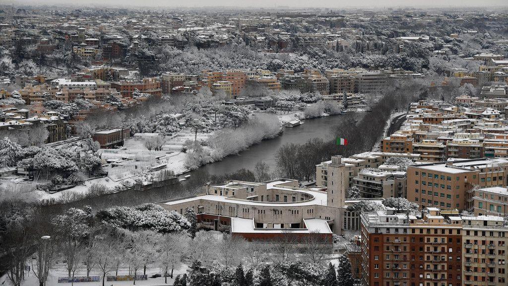 Rom versinkt im Schnee