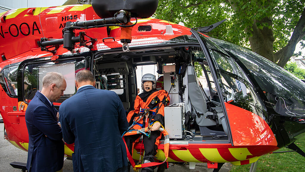 Hubschrauber vor Kongresshaus