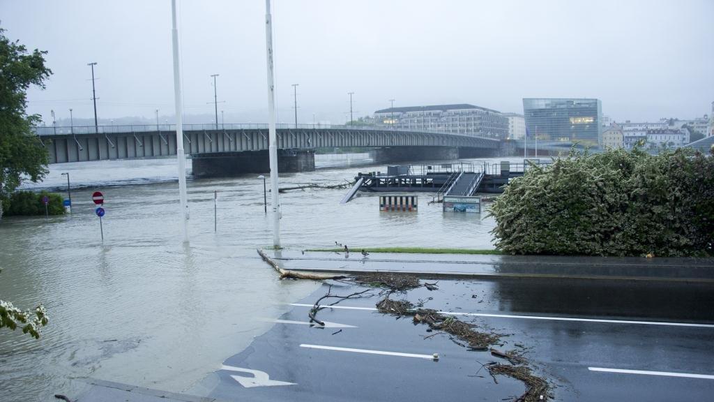 Linz: Donaulände überflutet
