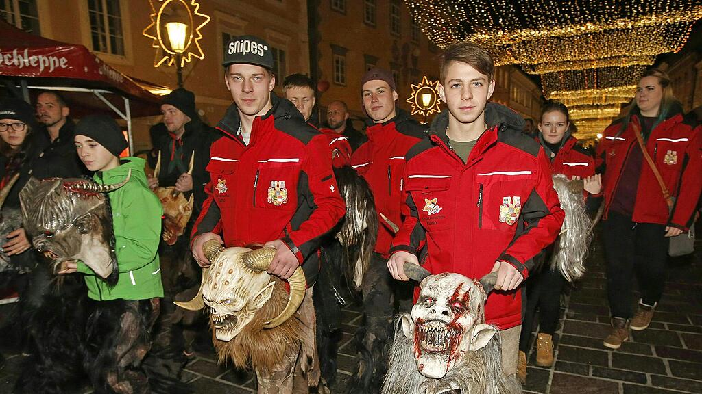Rund 150 Mitglieder von Krampusvereinen nahmen an dem Marsch teil.