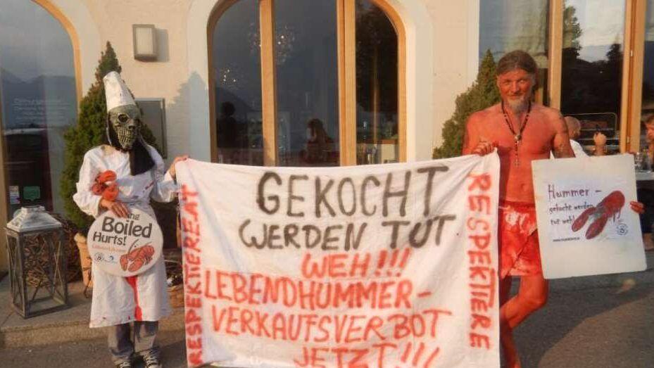 Protestaktion vor einem Restaurant im Salzburger Flachgau.