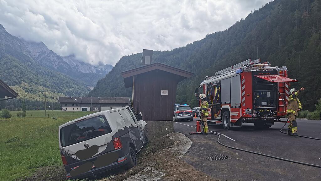 Kleinbus contra Bushaltestelle auf B311 in St. Martin