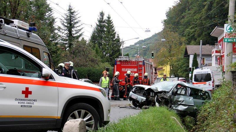 Pkw crasht auf Linzer Bundesstraße