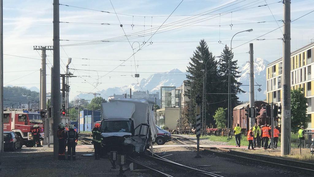 Klein-Lkw gegen Zug in Itzling