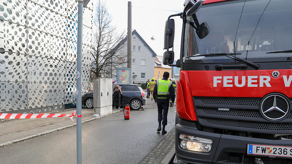 Auto Contra Hausmauer Itzling