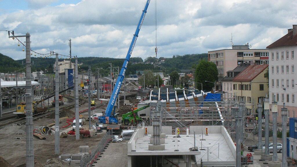 Seit Mitte April laufen die Arbeiten am Dach vom Hauptbahnhof.