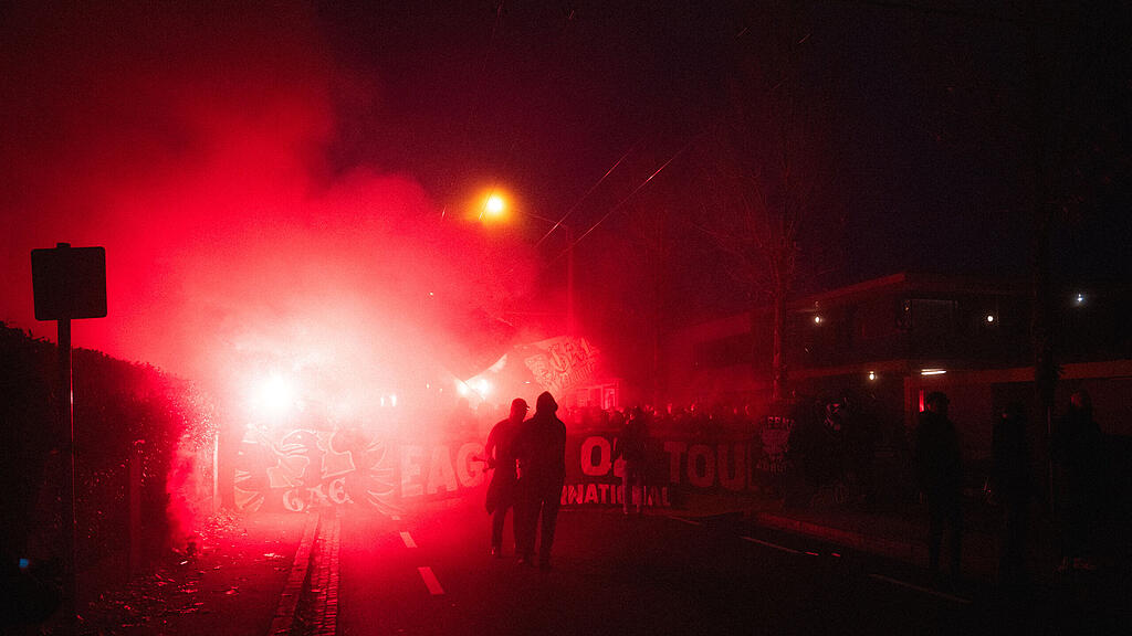 Fanmarsch von Go Ahead Eagles in Salzburg