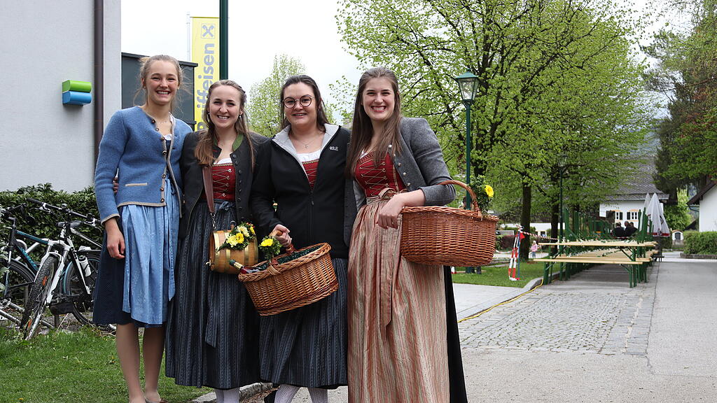 Maibaumaufstellen in Anif
