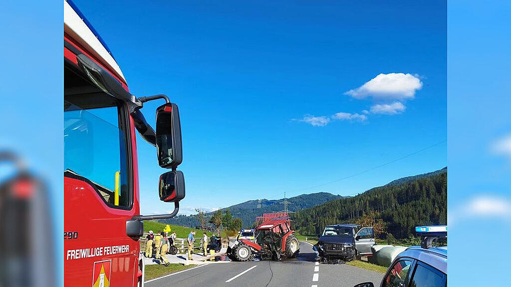 Pkw kracht in Wagrain gegen Traktor: Zwei Verletzte