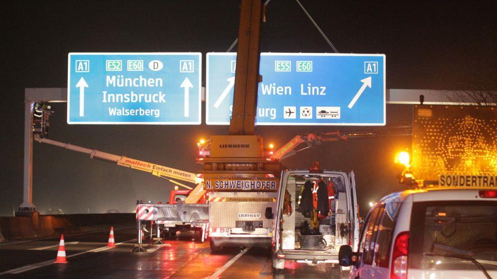 A10: Überkopfwegweiser montiert
