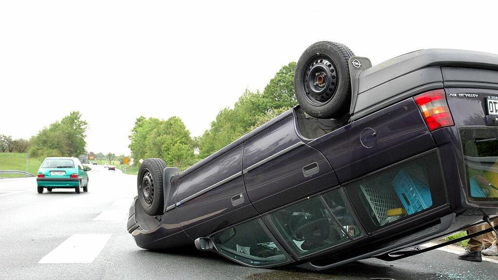 Der Autodieb verlor die Kontrolle über den Wagen. Das Auto überschlug sich und demolierte dabei Verkehrstafeln.