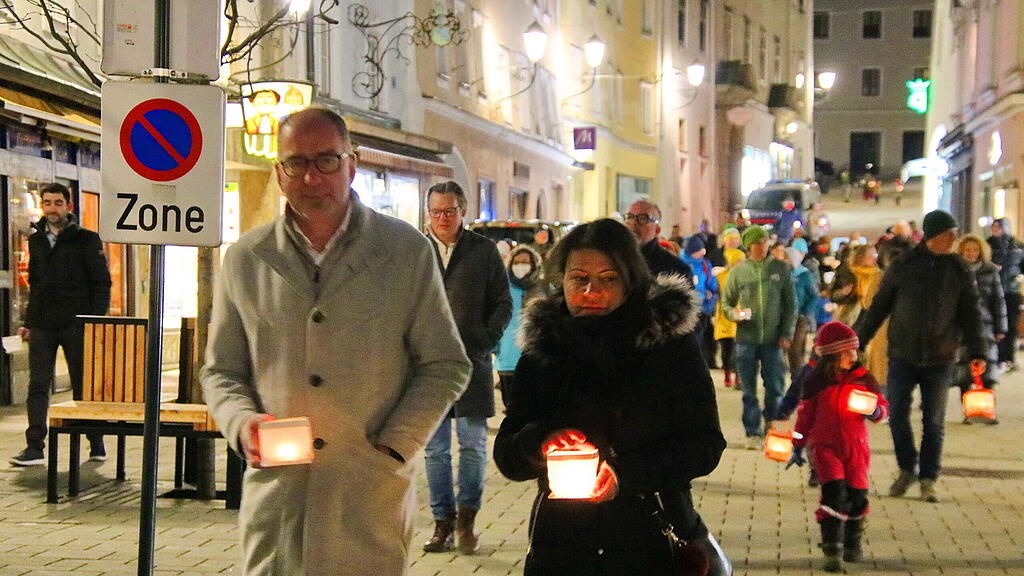 Hallein hilft: Lichtermarsch f\u00fcr Ukraine