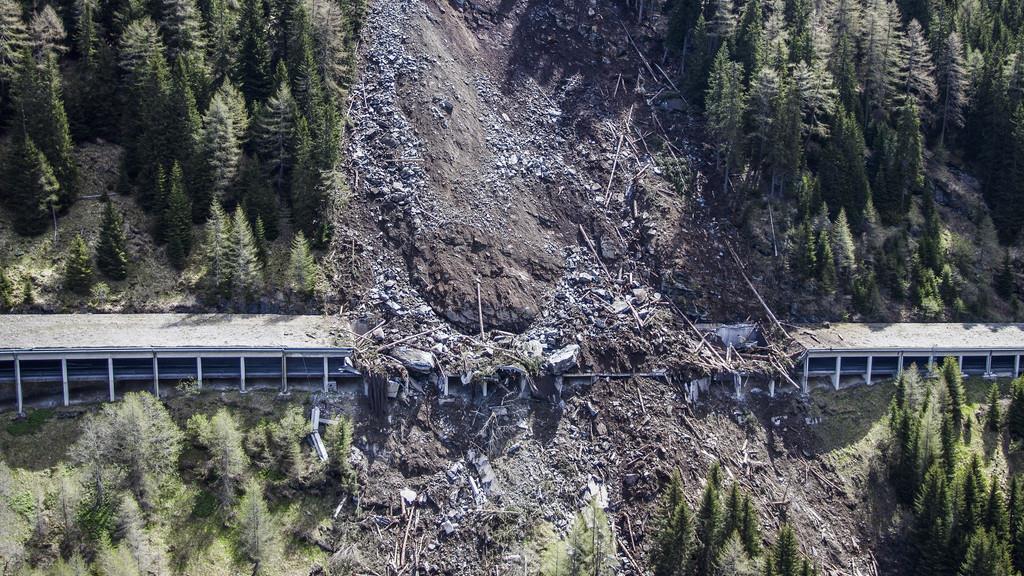 Die Straße wurde in diesem Bereich am 14. Mai völlig zerstört.