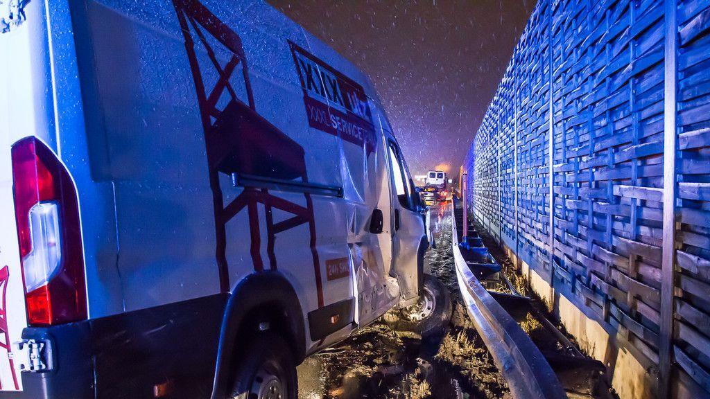 Zwei Verletzte bei Unfall mit Klein-Lkw auf A1