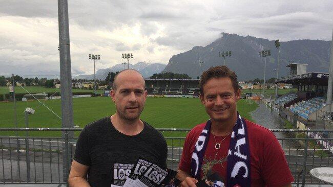 Interimsobmann Alexander Hütter hat sich für die Verlosung des Trikotsponsorings mit Otto Konrad einen bekannten Violetten Namen zur Seite geholt.