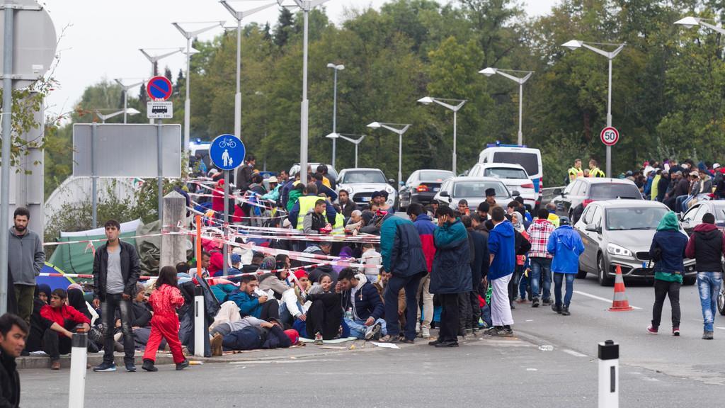 760 Flüchtlinge an der Saalachbrücke