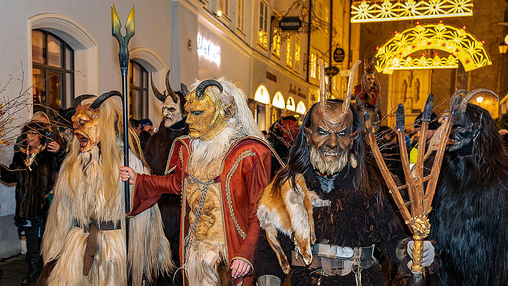 Lauf der Gr\u00f6diger Krampusse in der Altstadt