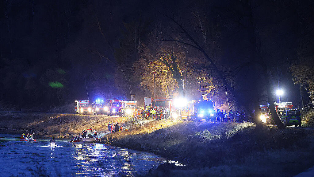 Auto stürzt bei Oberndorf in Salzach: Familie tot