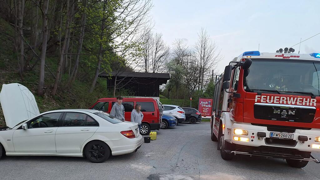 Ein Auto sorgt für zwei Ölspuren in Zell am See