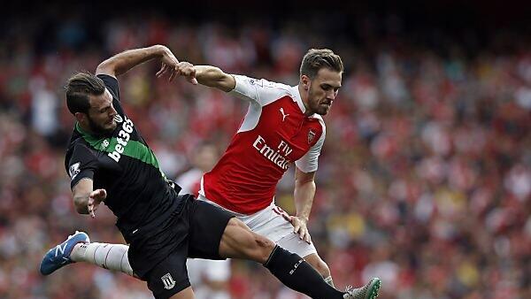 Aaron Ramsey (rechts/Arsenal) gegen Erik Pieters (links)