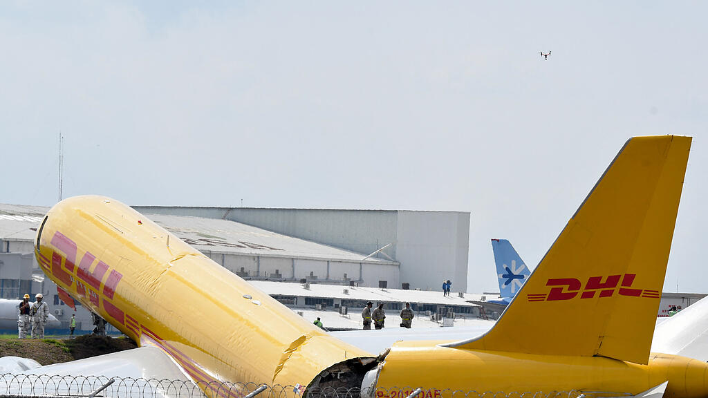 DHL-Flugzeug in Costa Rica zerbrochen