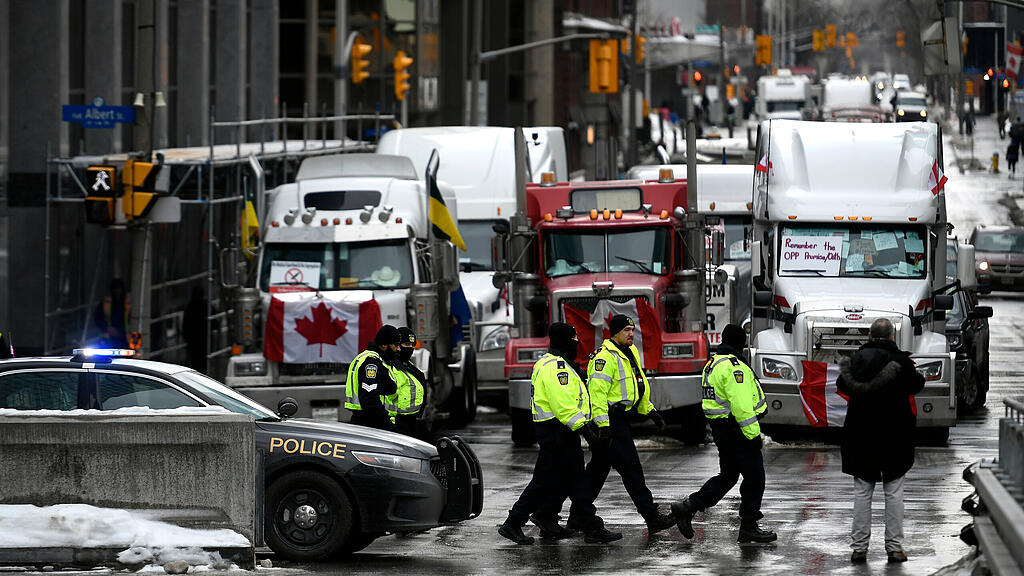 Truck Convoy in Kanada