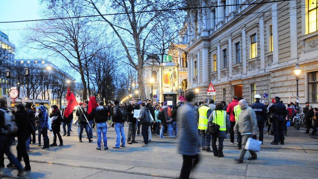 Akademikerball 2013: Demonstranten versammeln sich vor der Hauptuni