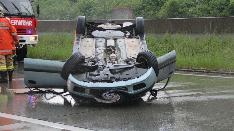 Pkw überschlägt sich auf der A1