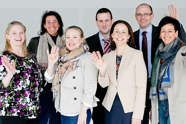Dieses Team trägt Salzburgs Arbeitgeber durch jedes sozial- oder arbeitsrechtliche Problem (v. li.): Jasmin Wimmer, Mag. Christina Marx, Mag. Verena Brunner-Umlauft, Mag. Raphael Spitzer, Dr. Ursula Michl-Schwertl, Leiter Dr. Lorenz Huber MBL, Marianne Winklhofer.