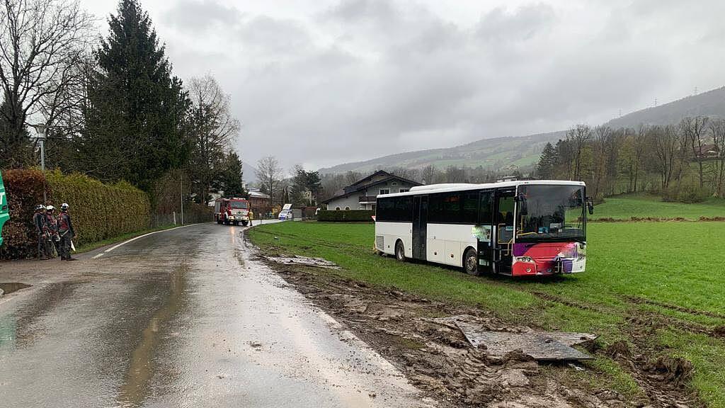 Adnet_Bus steckt in Feld