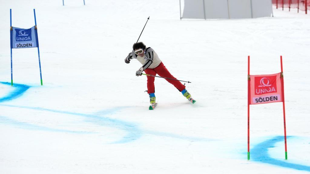 Schönfelder verabschiedet sich in Sölden im 70er-Outfit